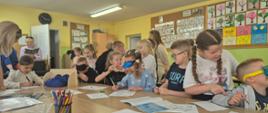 W świetlicy odbyły się warsztaty pokazujące jak widzą i słyszą osoby z niepełnosprawnościami. 
