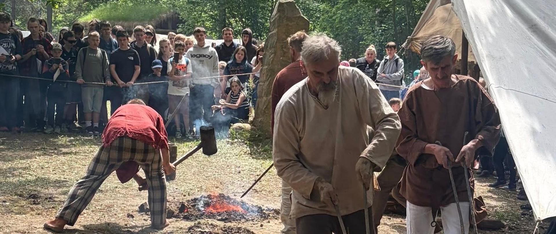 „Żelazne Korzenie na Krzemiennym Gruncie” – żywa lekcja historii dla mieszkańców