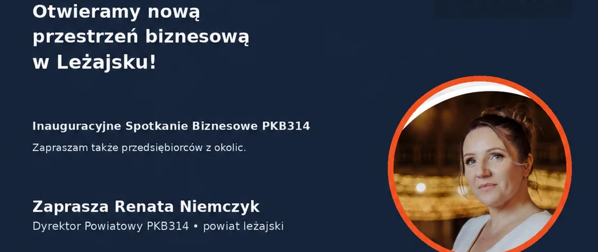 ciemne tło białe litery z prawej strony w kółeczku zdjęcie kobiety w koku 