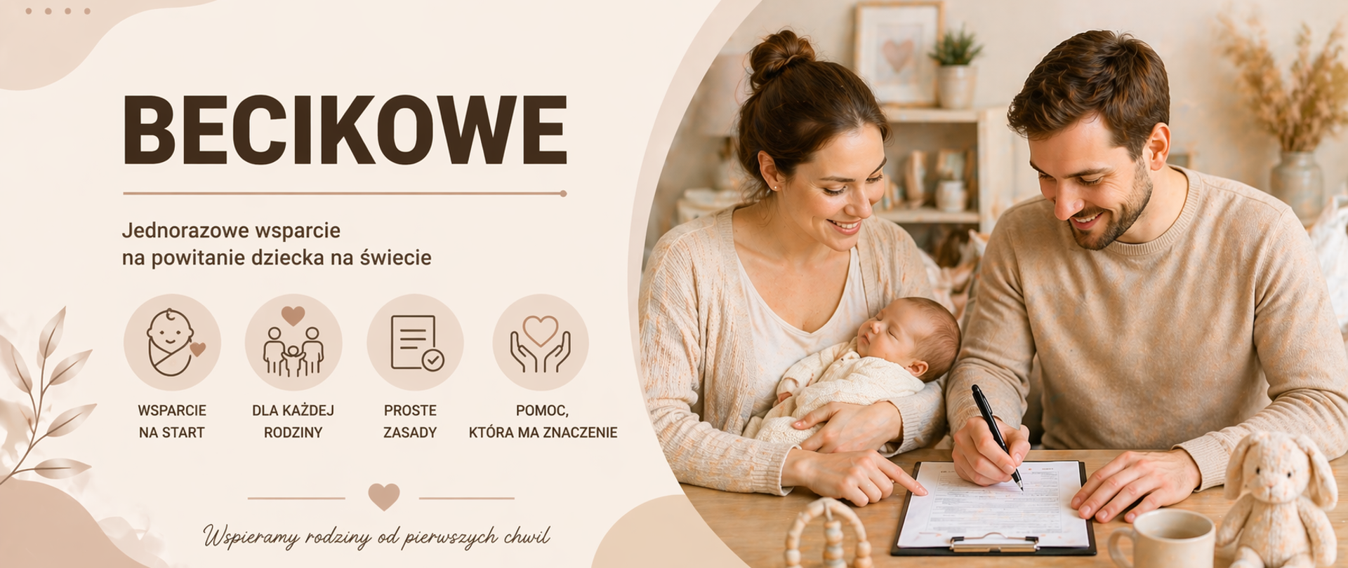Panoramiczna grafika informacyjna utrzymana w ciepłej, delikatnej kolorystyce (odcienie beżu, kremu i jasnych brązów). Po lewej stronie znajduje się wyraźny nagłówek „Becikowe” oraz minimalistyczne ikony symbolizujące jednorazowe wsparcie finansowe na powitanie dziecka, pomoc dla rodzin oraz prostotę zasad przyznawania świadczenia.
Po prawej stronie widoczna jest ilustracja młodych rodziców z noworodkiem – mama trzyma dziecko na rękach, a tata wypełnia dokumenty. Scena podkreśla troskę, bliskość oraz ważny moment w życiu rodziny związany z narodzinami dziecka.
Całość ma nowoczesny, przejrzysty i przyjazny charakter, dobrze dopasowany do formatu panoramicznego, dzięki czemu grafika sprawdzi się zarówno na stronie internetowej, jak i w mediach społecznościowych.