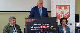 Środki z Rządowy Fundusz Rozwoju Dróg i reparacje wojenne dla Jasła i regionu – konferencja prasowa w Starostwie Powiatowym 