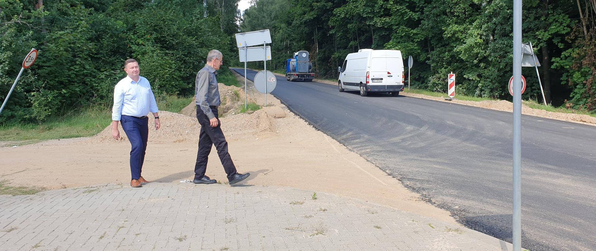 starosta J. Perkowski i dyrektor PZD M. Jędrzejewski oglądają przebudowywaną drogę w Grabówce