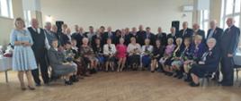 Grupowe Wójt z Jubilatami podczas uroczystości
