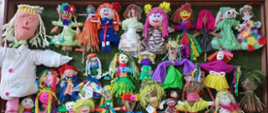 Marzanny w postaci kobiecych postaci wykonane z kolorowej bibuły