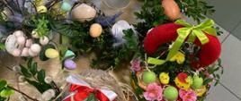 Stroiki przeznaczone na Kiermasz Wielkanocny wykonane z drewna, mchu, wikliny, bukszpanu i słomy, ozdobione jajeczkami, kwiatami, wstążkami, zajączkami, kurczaczkami, barankami, itp.