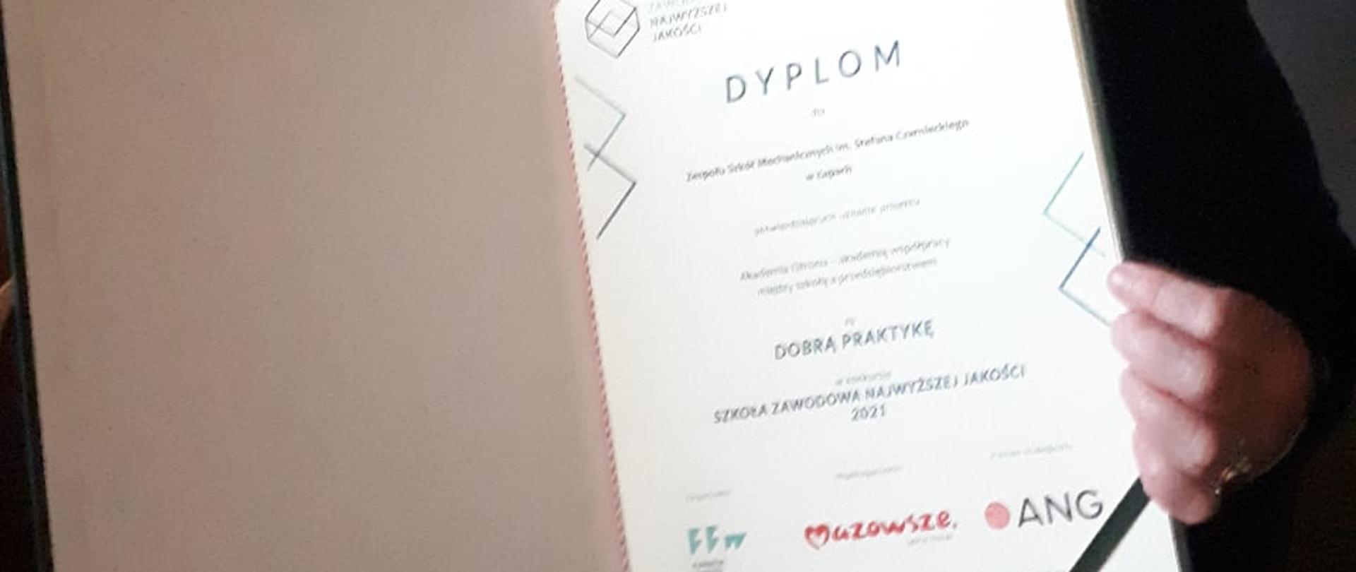 Dyrektor Dorota Kondratiuk trzyma dyplom dla ZSM podczas uroczystości w Warszawie
