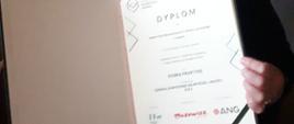Dyrektor Dorota Kondratiuk trzyma dyplom dla ZSM podczas uroczystości w Warszawie
