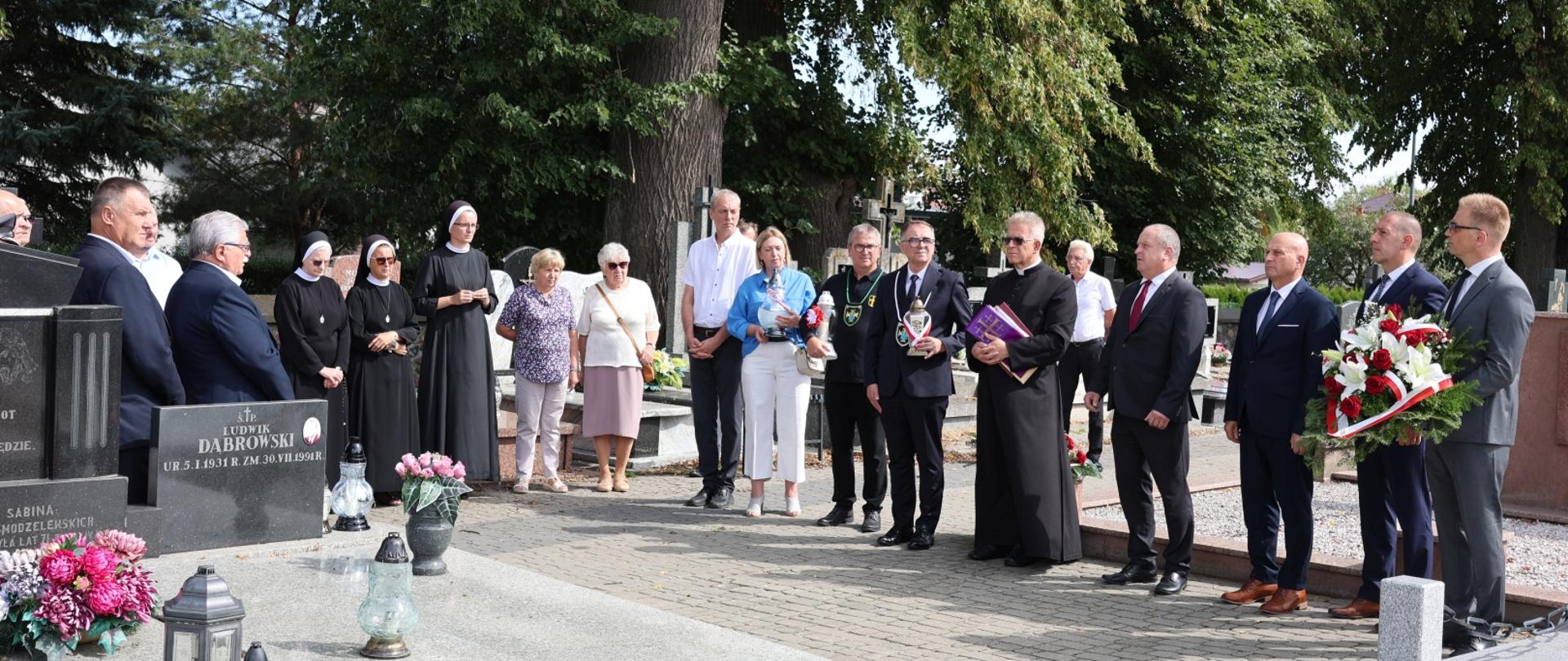 na zdjęciu Przedstawiciele lokalnej społeczności, którzy znajdują się pod pomnikiem poległych w obronie ojczyzny żołnierzy Wojska Polskiego na Cmentarzu Parafialnym w Zambrowie.