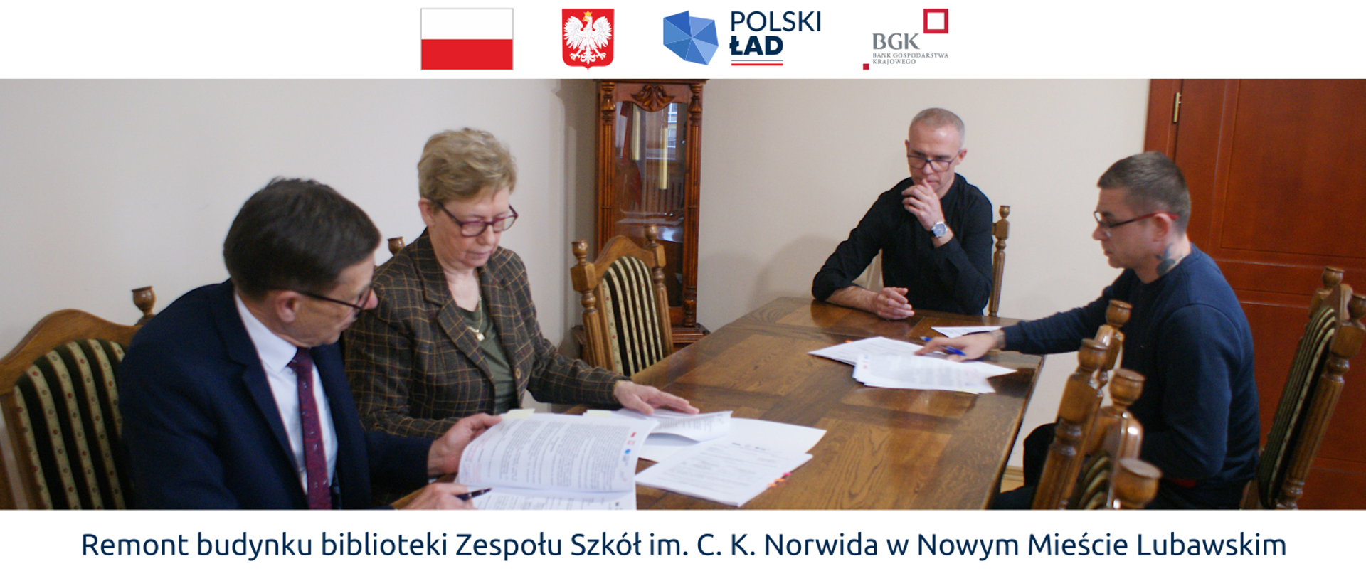 Andrzej Ochlak i Teresa Łątkowska podpisują umowę z przedstawicielami firmy Mezarist z Olsztyna.