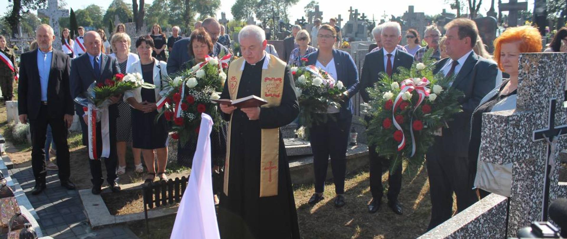 Na zdjęciu ksiądz, który poświęca nowy pomnik na cmentarzu w Kosowie Lackim weterana Feliksa Bartczuka, w towarzystwie delegacji samorządowych.
