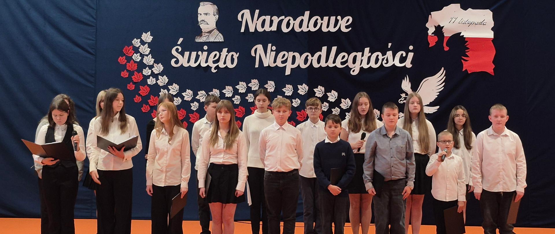 Akademia z okazji Święta Niepodległości - uczniowie recytują wiersze