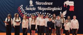 Akademia z okazji Święta Niepodległości - Uczniowie recytują wiersze