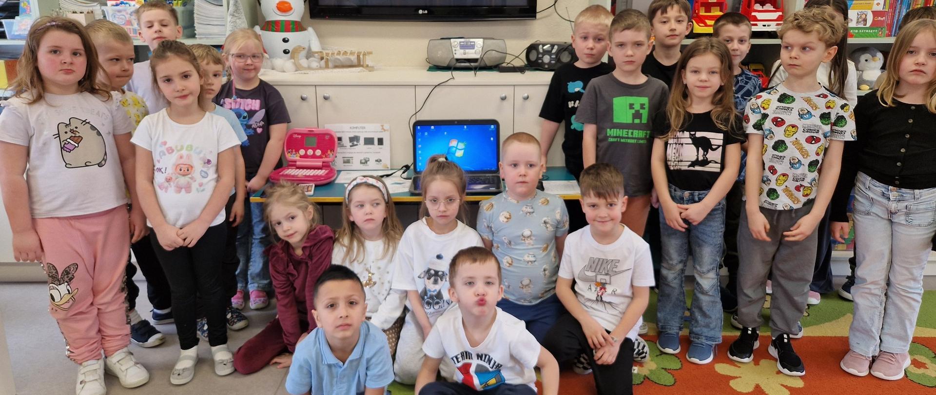 Grupa dzieci przy laptopie