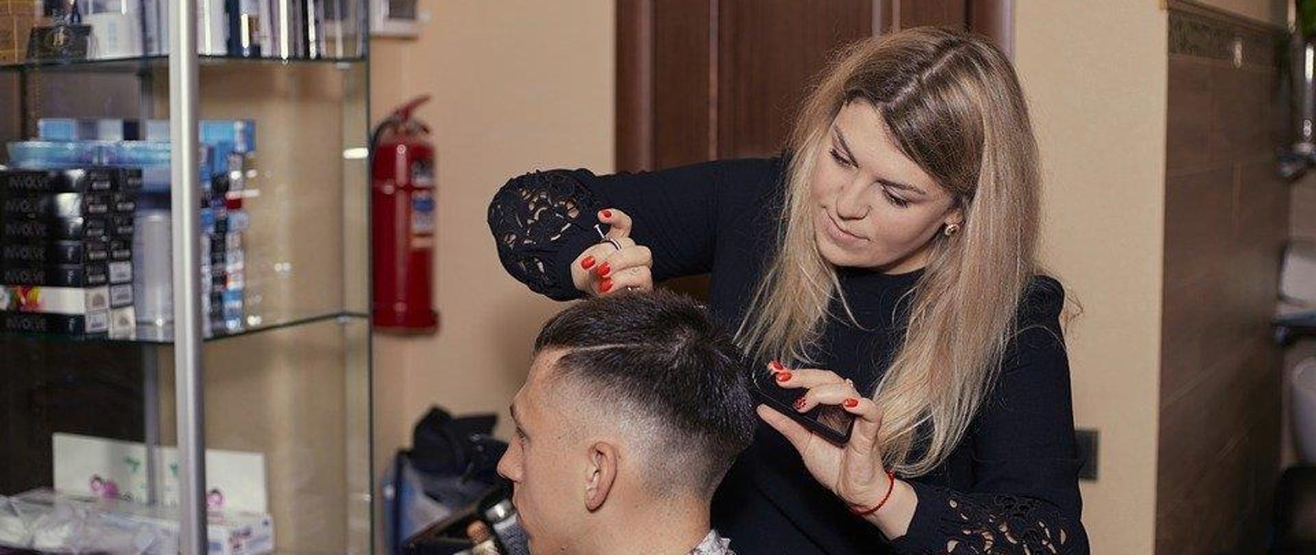 fotografia przedstawiająca fryzjera w pracy