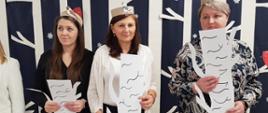 Nauczycielki z przedszkola w trakcie odczytu z kartki imitującej drzewo