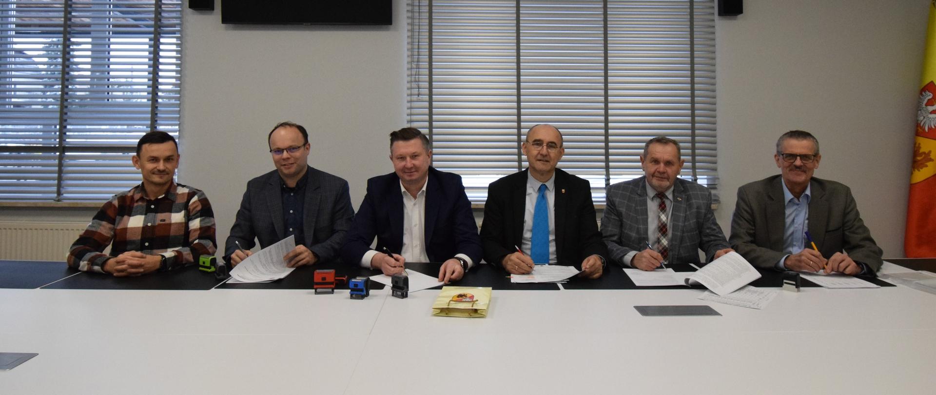 Podpisanie umowy na remont drogi Rafałówka – Folwarki Małe
