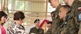 Moment wręczenia podziękowań laureatom