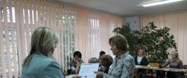 Wicestarosta wręcza podziękowania uczestniczkom sieci