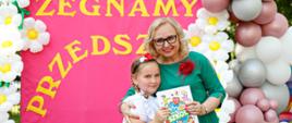Dyrektor Ewelina Dorota Durzyńska pozuje do zdjęcia z absolwentami przedszkola
