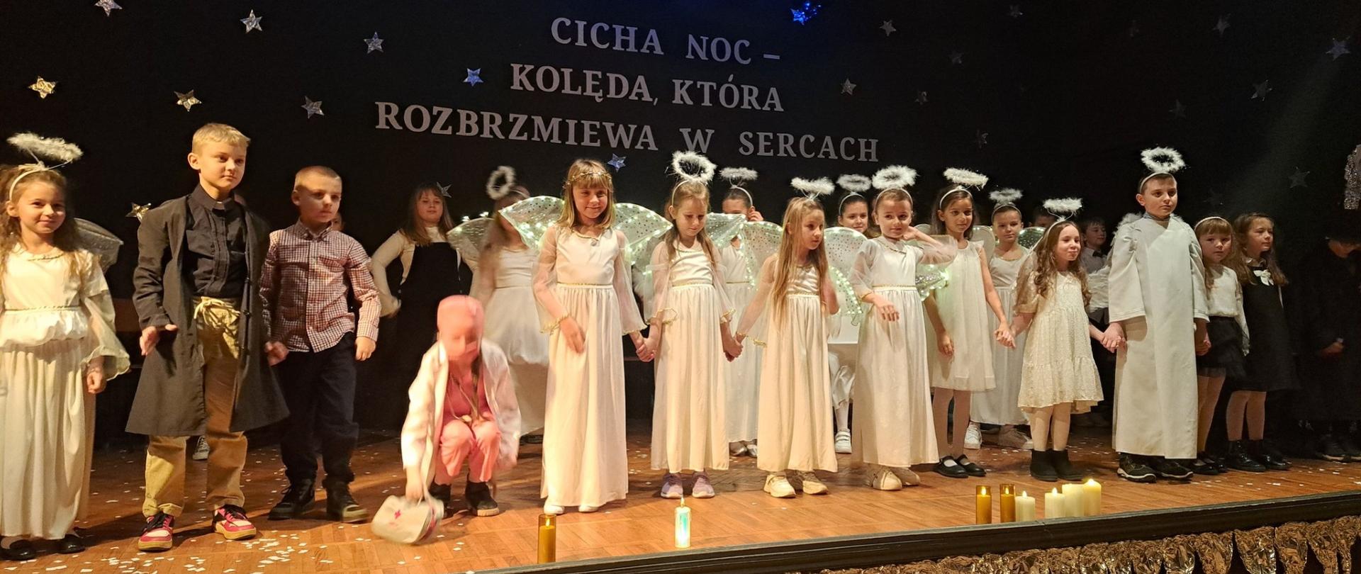 O świąteczną atmosferę zadbali uczniowie klas I-III oraz nauczyciele, uczniowie i rodzice. 