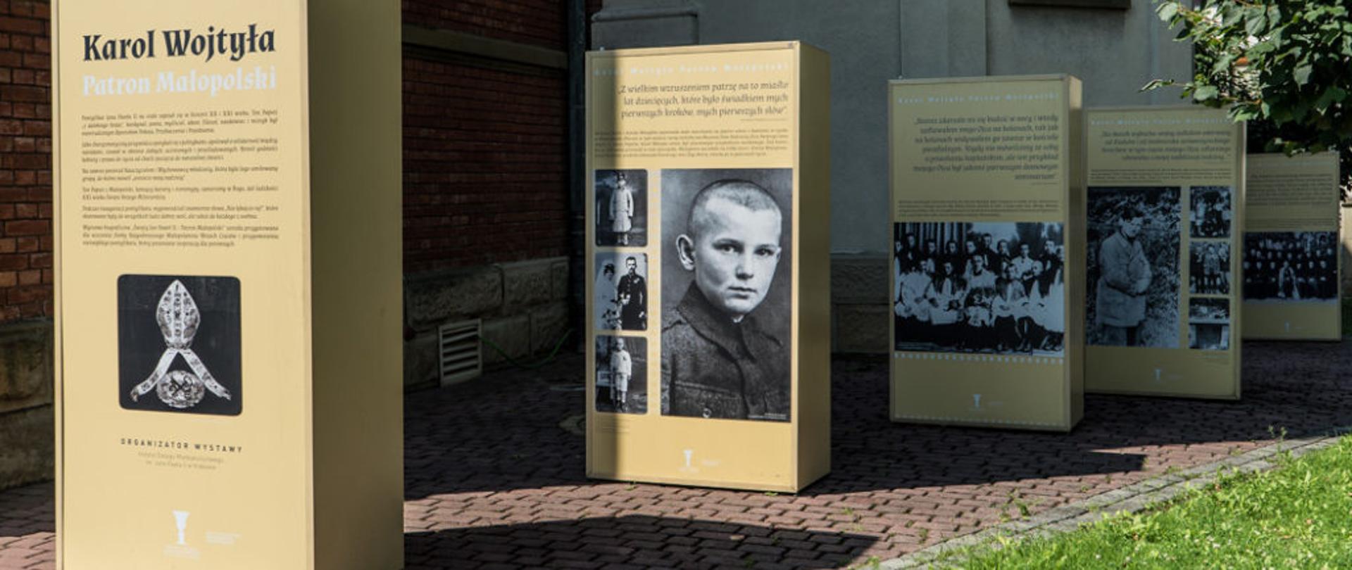 Zdjęcie przedstawiające wystawę „Jan Paweł II – Patron Małopolski” 