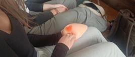 Uczymy się samobadania piersi