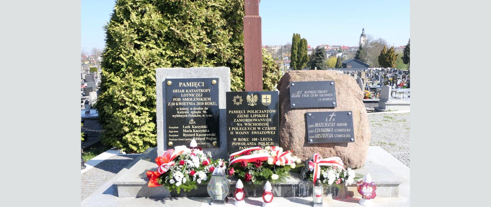 Miejscu pamięci przy Krzyżu Katyńskim na cmentarzu parafialnym w Lipsku, przy którym złożono wiązanki i znicze na cmentarzu parafialnym w Lipsku. W tle panorama Lipska ze wzgórzem kościelnym.