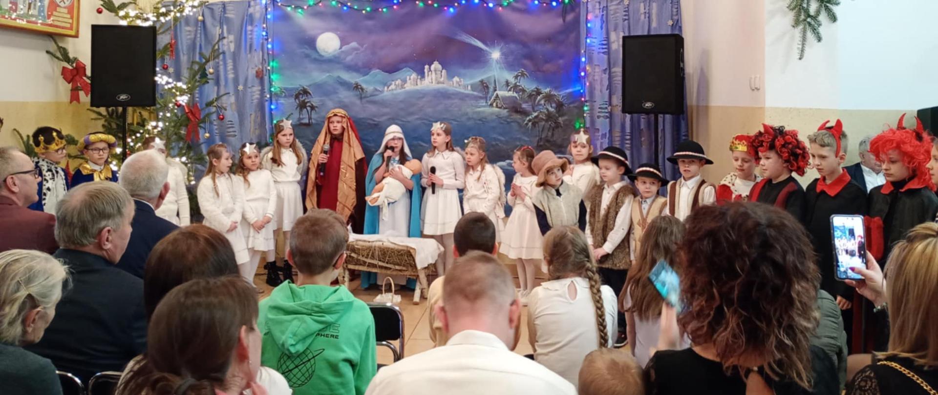 Aktorzy śpiewają pastorałkę "Świeć gwiazdeczko"