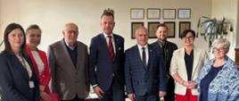 Uczestnicy spotkania, w trakcie którego dokonano podpisania umowy