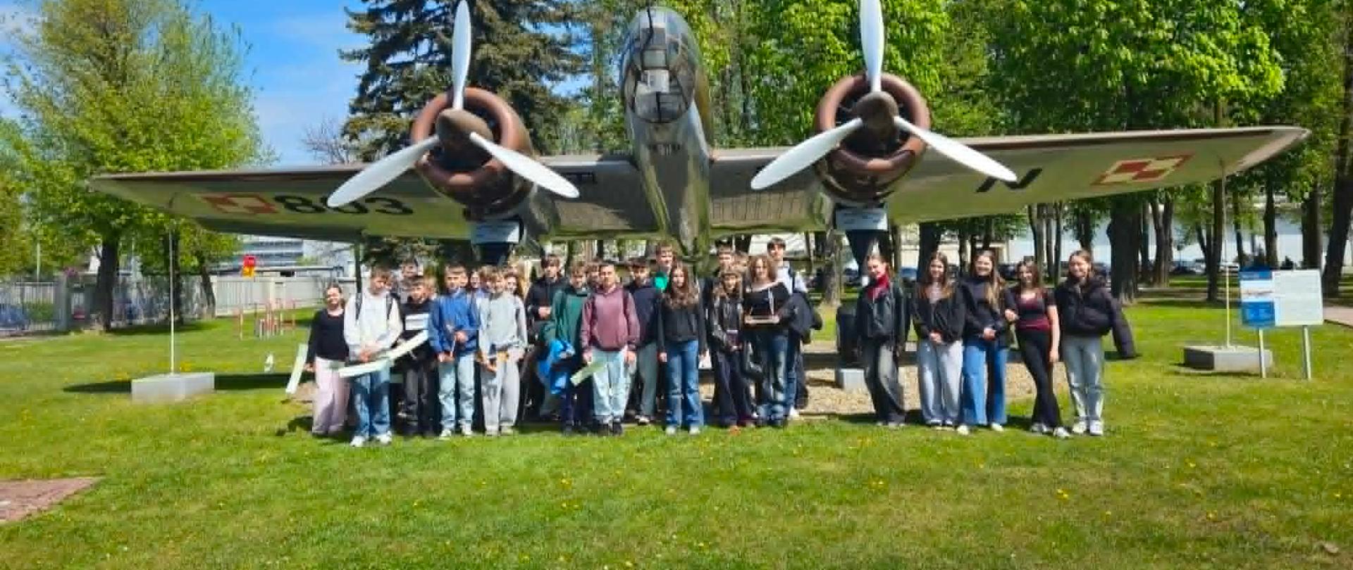 Uczniowie przed modelem samolotu na terenach PZL Mielec