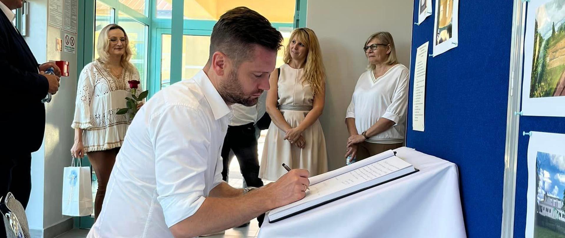 Wizyta Ministra Sportu i Turystyki w Szkole Podstawowej im. Jana Pawła II w Żarnowie