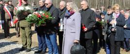 Delegacje składają kwiaty przy pomniku