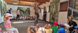 W trakcie spotkania z leśnikami w sali edukacyjnej