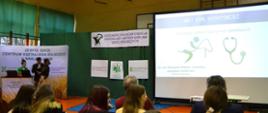 Konferencja w ZS CKR w Nakle Śląskim - młodzi ludzie zebrani przed ekranem na której wyświetlana jest prezentacja