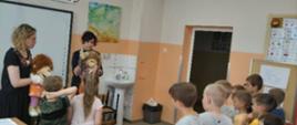 Specjaliści z Poradni Psychologiczno - Pedagogicznej w otoczeniu dzieci realizują program zajęć, z wykorzystaniem rekwizytów - maskotek