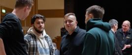 Czterech mężczyzn podczas prowadzenia rozmowy