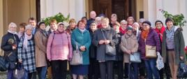 Seniorzy na wycieczce w Muzeum Zamoyskich w Kozłówce