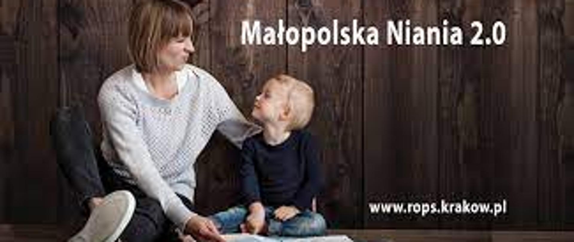 Zdjęcie przedstawia młodą kobietę wraz z dzieckiem w wieku około 12 miesięcy siedzących na podłodze i czytających książkę. Obok znajduje się napis: Małopolska Niania 2.0 oraz adres strony internetowej Regionalnego Ośrodka Polityki Społecznej w Krakowie.