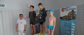 Moment nagrodzenia uczestników - młodzi zawodnicy stoją na podium