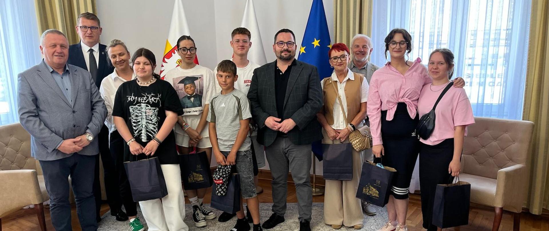 Wizyta młodzieży z Broniewskiego w siedzibie starostwa
