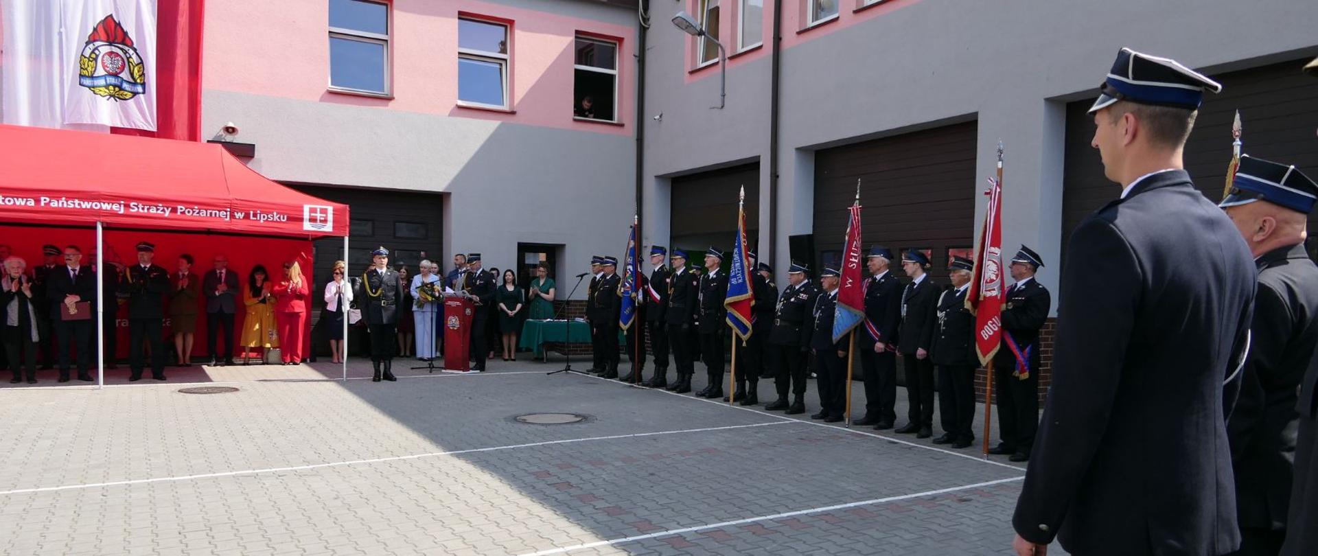 Uczestnicy uroczystości zebrani na placu Komendy Powiatowej Państwowej Straży Pożarnej w Lipsku.