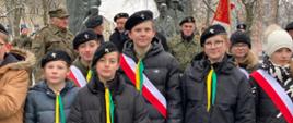 harcerze przed pomnikiem