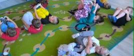 Zajęcia ruchowe - dzieci ćwiczą w sali przedszkolnej