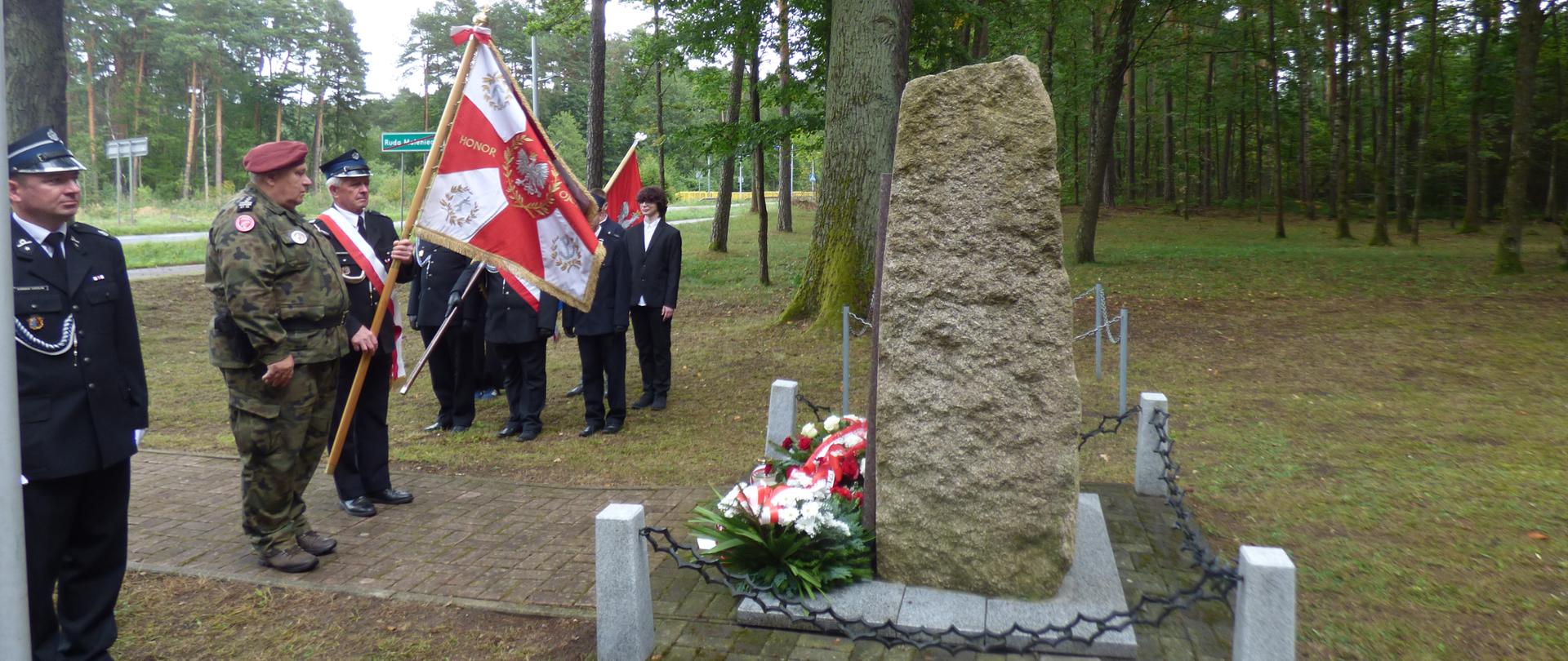 – na zdjęciu widoczne oddanie hołdu pod pomnikiem przez przedstawicieli pocztów sztandarowych; Samodzielny Konecki Batalion im. Hubala, OSP Ruda Maleniecka, ZPPO w Rudzie Malenieckiej.