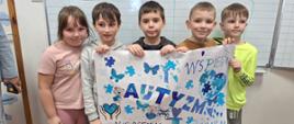 Uczniowie klasy 2 z plakatem "2 kwietnia Światowy Dzień Świadomości Autyzmu"