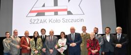 Na zdjęciu osoby zaangażowane w produkcję filmu wraz z samorządowcami i przedstawicielami organizacji 