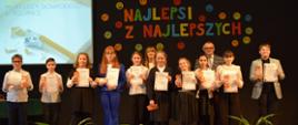 Uczniowie z najwyższą średnią ocen i najwyższą frekwencją zostali wyróżnieni podczas uroczystego apelu.