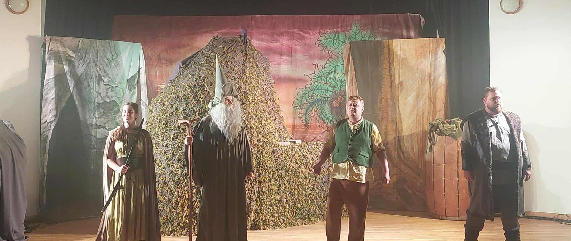 Aktorzy w czasie przedstawienia "Hobbit, czyli tam i z powrotem"