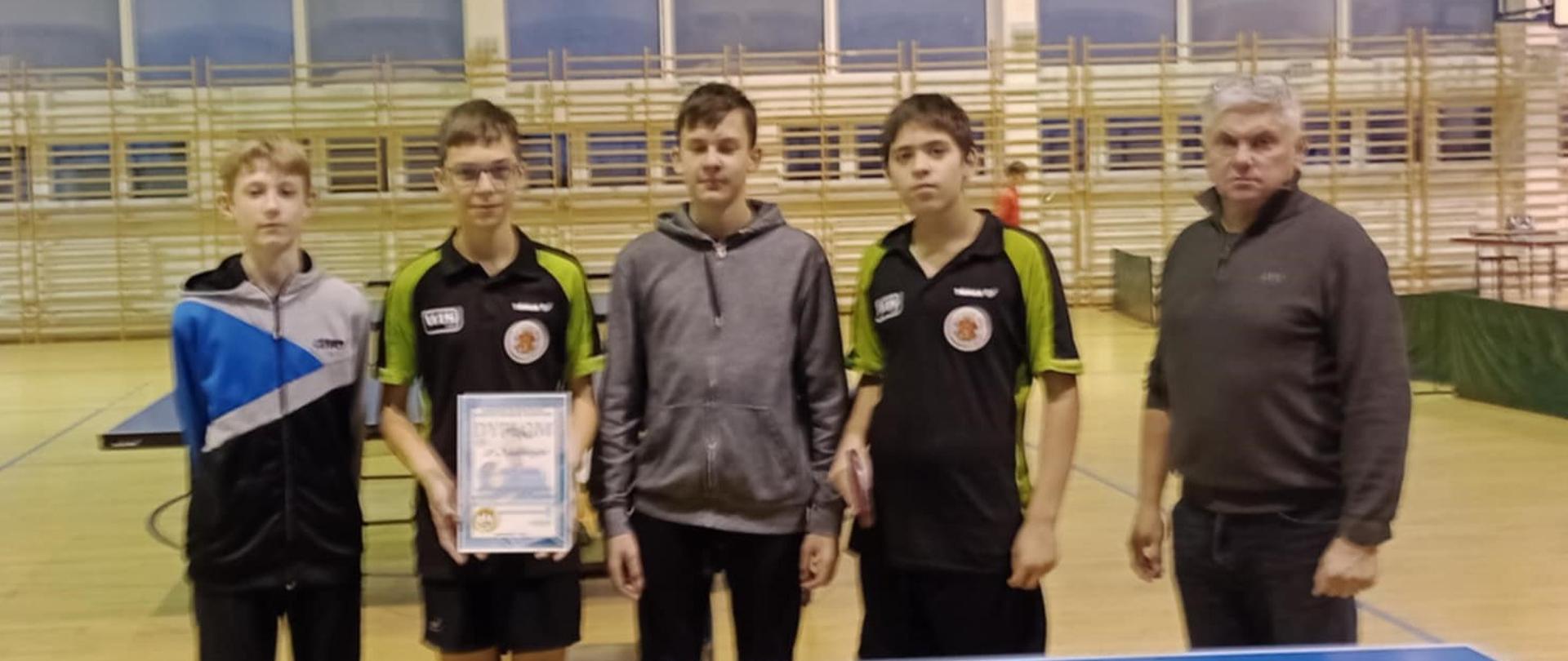 Drużyna kadetów (Stanisław Sztuk, Filip Borawski, Szymon Zyskowski, Kamil Frąckiewicz ) z panem Jarosławem Klejno