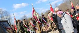 Delegacje składają kwiaty przy pomniku